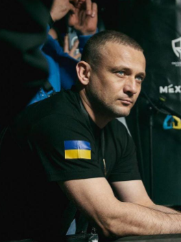 Hlavní trenér Nikita, profesionální a zkušený trenér boxu.